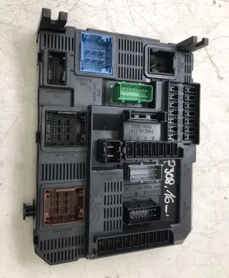 Peugeot 308 Fuse module 9807054180