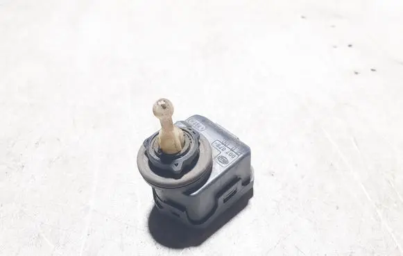 Volkswagen PASSAT B5.5 Headlight level adjustment motor 1J0941295C