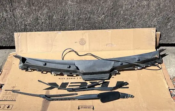Mercedes-Benz GLE AMG (W166 - C292) Wiper trim A1668300028