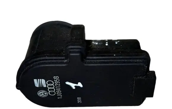 Volkswagen Golf III Headlight level adjustment motor 1J0941295B