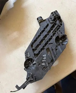 Skoda Octavia Mk2 (1Z) Headlight/headlamp mounting bracket 17035201