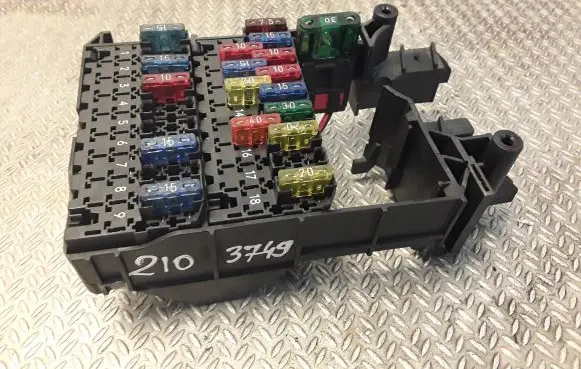 Mercedes-Benz E W210 Fuse box set 2105453340 A2105453340