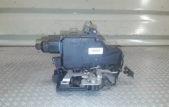 Volkswagen Touran I Rear door lock 7L0839015D