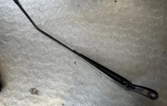 Peugeot 208 Front wiper blade arm 9673916880