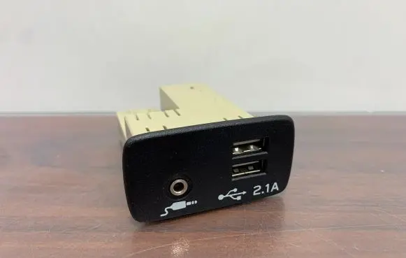 Subaru Forester SK USB socket connector 86257SJ131