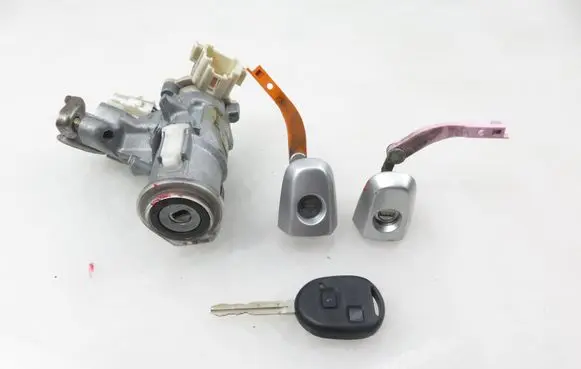 Toyota RAV 4 (XA20) Ignition lock 8978352040 45020423