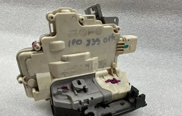 Seat Leon (1P) Rear door lock 1P0839016