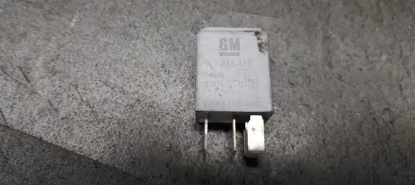 Opel Meriva A Fuel pump relay 13266315