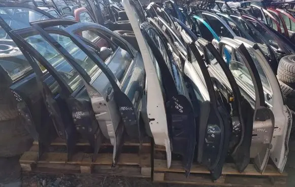 Mitsubishi Space Wagon Front door