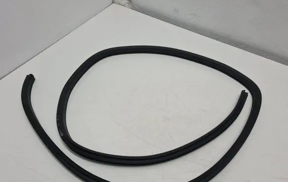Nissan Note (E12) Rear door rubber seal (on body) 