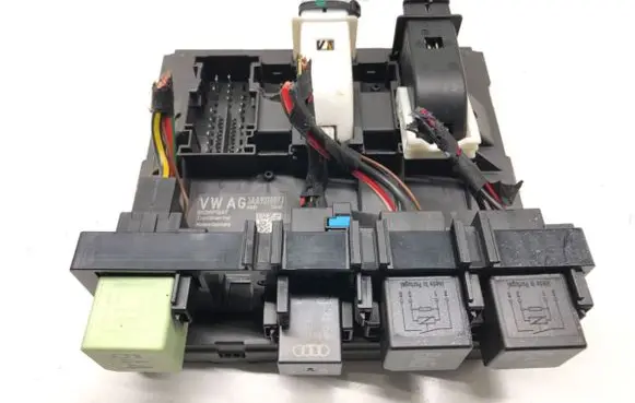 Volkswagen PASSAT CC Central body control module 3AA937087J