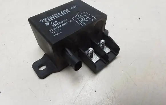 Mercedes-Benz C W204 Charging relay A0035422619 V23132A2001X27