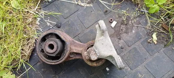Honda CR-V Engine mount bracket