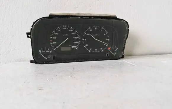 Volkswagen Golf III Speedometer (instrument cluster) 87001323