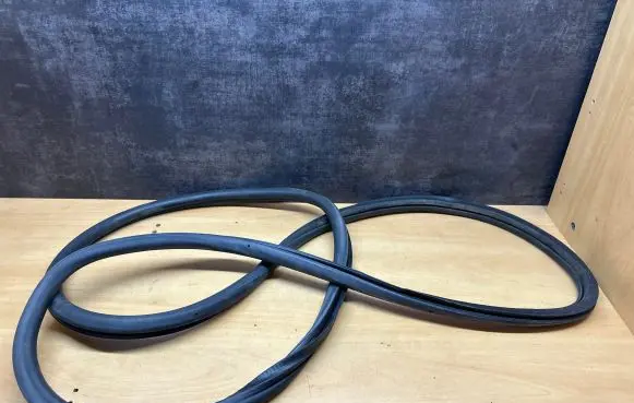 Volkswagen Touran I Front door rubber seal 1T0867911F