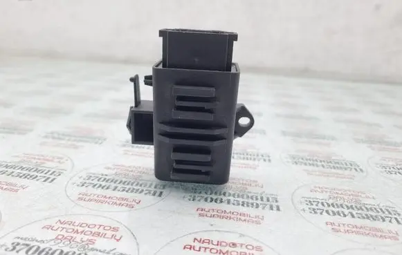 Volkswagen PASSAT B6 Seat heating relay 1K0959772