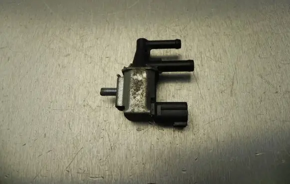 Nissan Juke I F15 Turbo solenoid valve K5T48583 VD9759