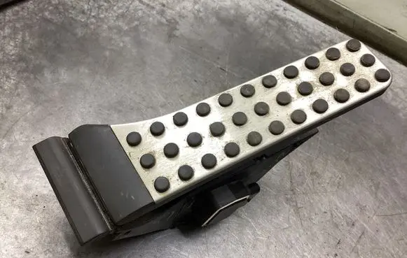 Mercedes-Benz CLS C218 X218 Accelerator throttle pedal A2043000204