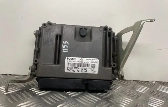 Toyota Avensis T270 Engine control unit/module 8966105F50 0281031706