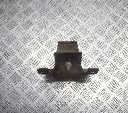 Nissan NP300 Engine mount bracket
