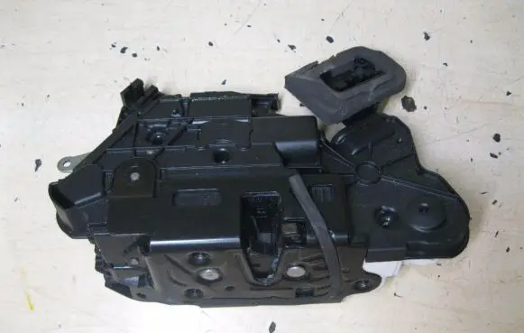Volkswagen Golf VII Loading door lock 5K2837016D I2434