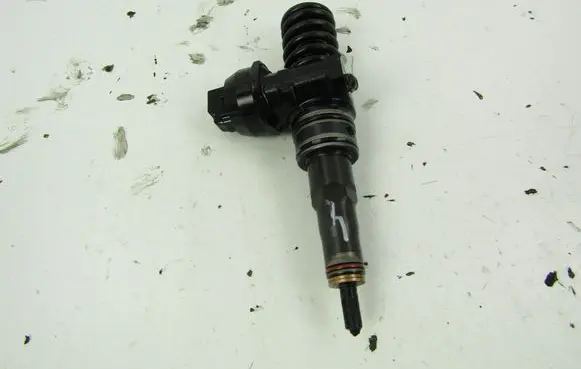 Volkswagen Golf IV Fuel injector 038130073AJ