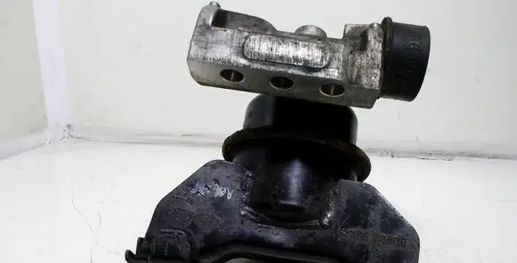 KIA Carens II Engine mount bracket 218152G000