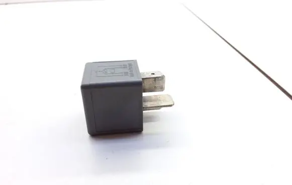 Volkswagen PASSAT B5 Hazard warning light relay 8D0951253