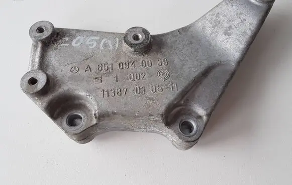 Mercedes-Benz C W205 Engine mounting bracket A6510940039 1002 11387010511
