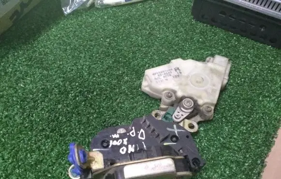 Nissan Almera Tino Front door lock 8055261U66R