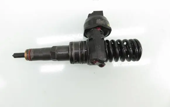 Volkswagen Golf V Fuel injector 0414720215 038130073AG