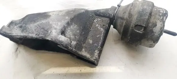Volkswagen PASSAT B5 Engine mount bracket