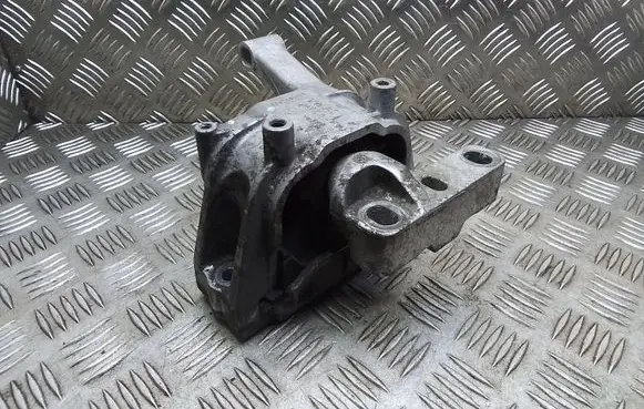 Volkswagen Tiguan Engine mount bracket 5N0199262F