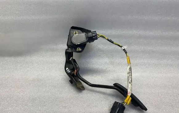 Toyota Avensis T250 Accelerator throttle pedal 8222305060