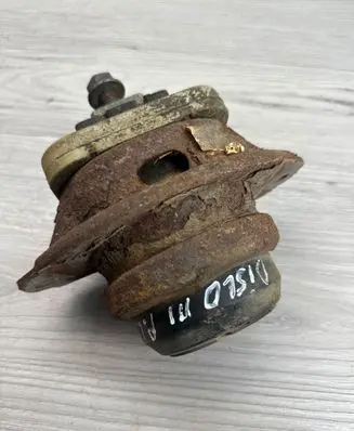 Land Rover Discovery 3 - LR3 Engine mount bracket