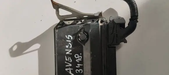Toyota Avensis T270 Engine control unit/module 8966105D22 MB2759001921