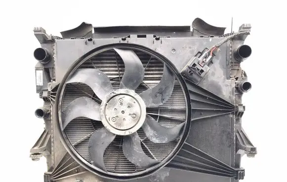Mercedes-Benz Vito Viano W447 Coolant radiator A4479060012 A4475010201