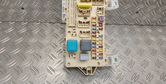 Toyota Corolla Verso E121 Fuse module 892210F010