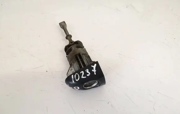 KIA Ceed Front door lock (next to the handle) 