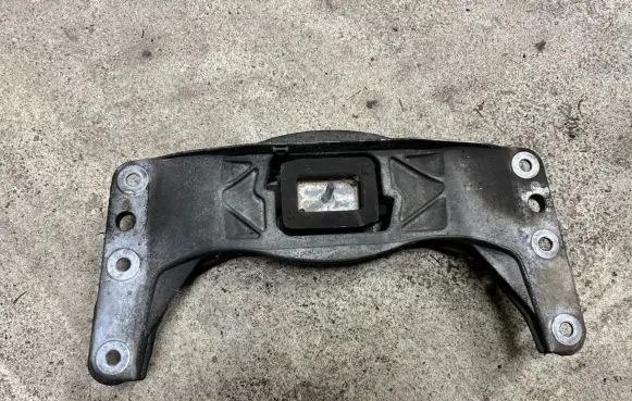 BMW 5 E60 E61 Gearbox mounting bracket 6761106 2231