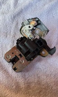 Skoda Fabia Mk3 (NJ) Tailgate/trunk/boot lock/catch/latch 8R0827505