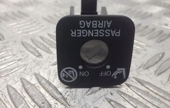 Toyota Avensis T270 Passenger airbag on/off switch 