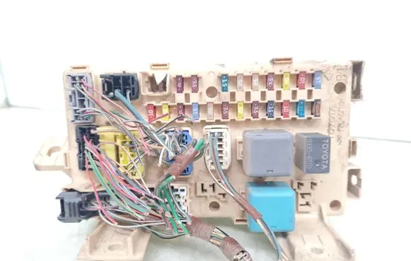 Toyota Avensis T250 Fuse module 82641CA010F 9008087013 0332017307