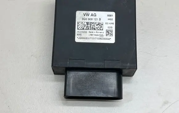 Volkswagen Touran III Fuel injection pump control unit/module 3Q0906121B