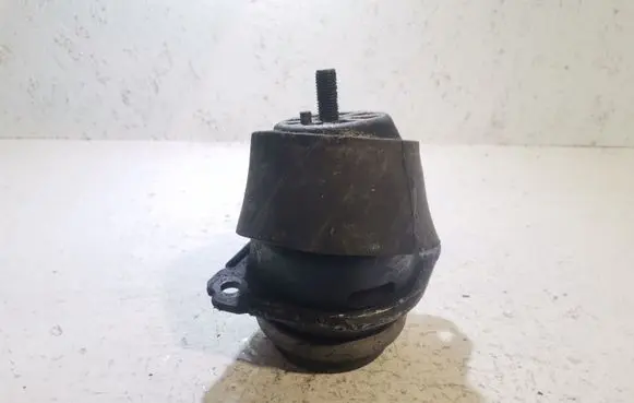 Volkswagen Touareg I Engine mount bracket