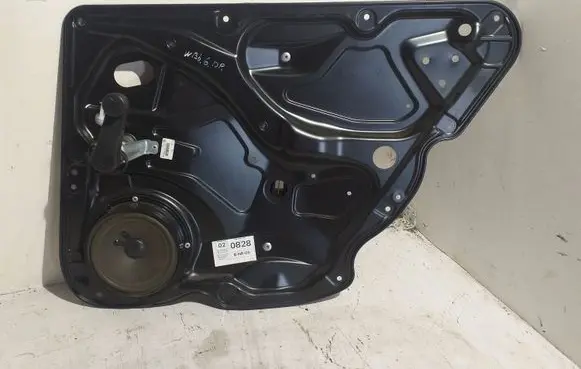 Rear door manual window regulator