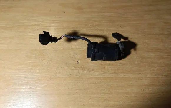 Volkswagen PASSAT B4 Accelerator pedal position sensor 443721759C