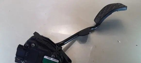 Volkswagen PASSAT B5 Accelerator throttle pedal 8D2721523B