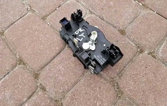 Opel Vivaro Loading door lock 905034098R 93867688