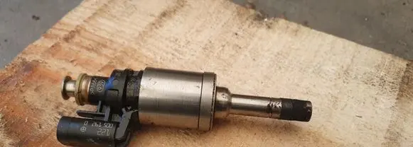 Ford Focus Fuel injector DM5G9F593AA